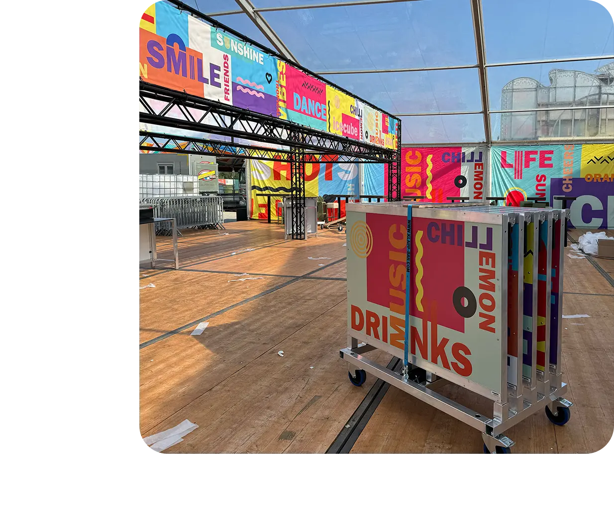Farblich gebrandete klappBAR 1.2 auf einem Transportwagen im Festivalzelt mit Hinweisschildern für Musik, Drinks und Chill-Zone.